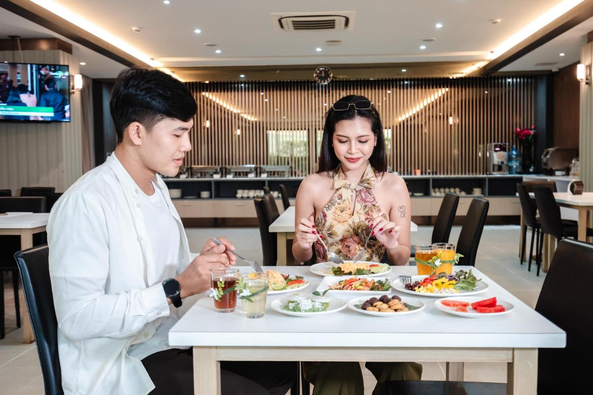 W3 Hotel Hatjaj Kültér fotó