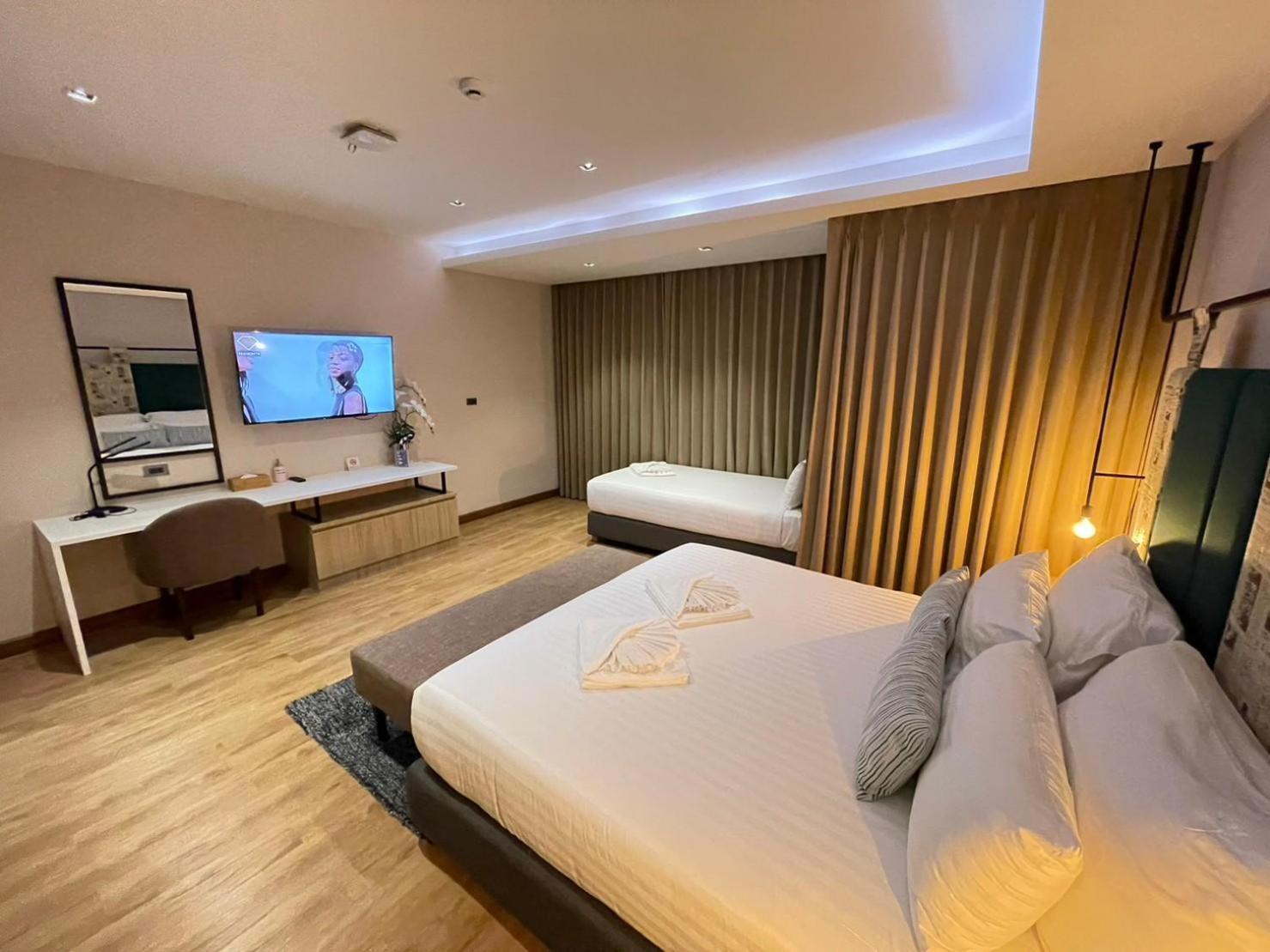W3 Hotel Hatjaj Kültér fotó